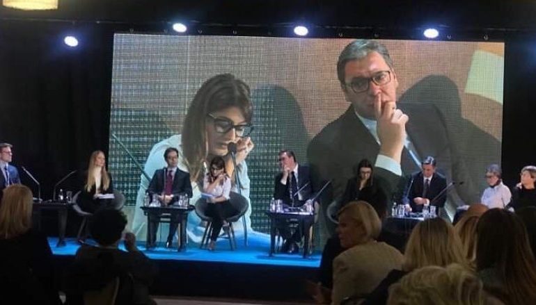 NË SHENJË PROTRESTE KUNDËR VUÇIÇ/ Kosovarja e nis fjalimin në gjuhën shqipe në Novi Sad