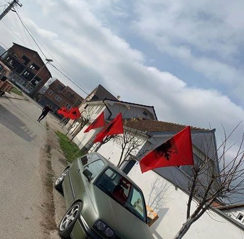 KOSOVA “VISHET” KUQ E ZI/ Nisin përgatitjet për 28 nëntorin. Flamujt…