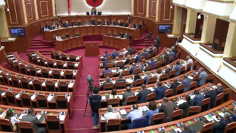 PRESIDENTI META KËRKON REFERENDUM/ Maxhoranca drejt ndryshimeve të Kushtetutës?