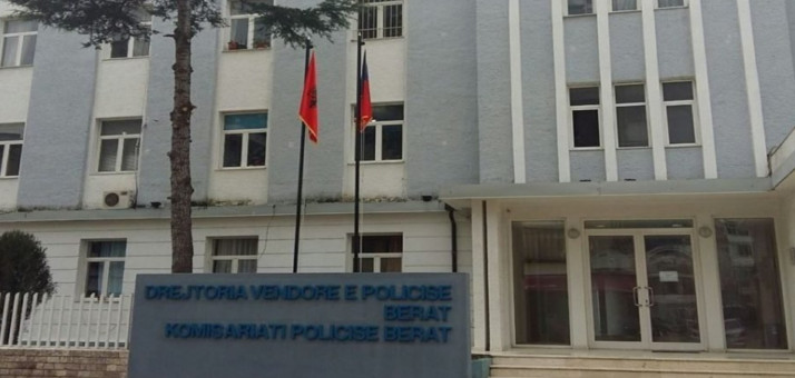 TENTOI TA SHOQËRONTE PAS SHERRIT/ 43-vjeçari në shërbim prove grushte e shkelma policit (EMRI)