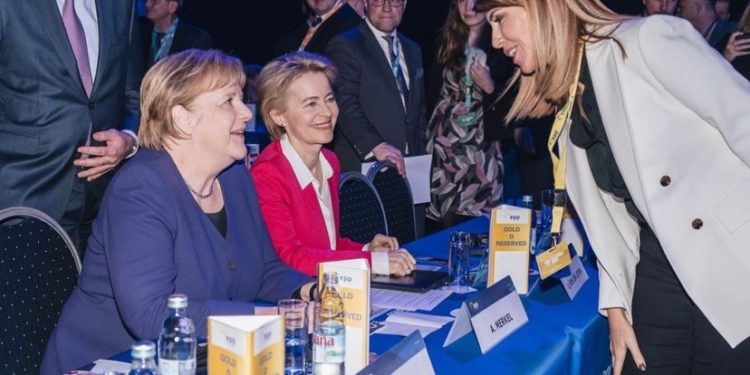 BREGU MERR PJESË NË MBLEDHJEN E PPE/ Shtrëngim duarsh me Merkel dhe Daul