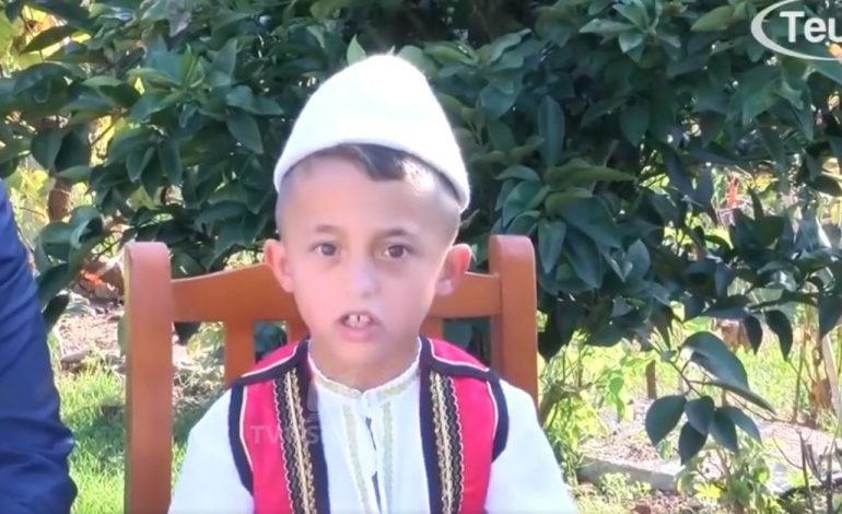 VIDEO PO BËHET VIRALE/ 7 vjeçari nga Lezha reciton 2800 vargje të Fishtës pa u ndalur