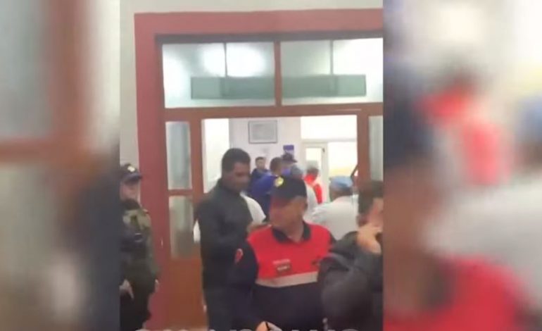 SPITALI BLINDOHET NGA POLICIA/ Një nga të plagosurit e atentatit në Durrës te Trauma (VIDEO)