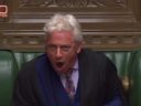 DEPUTETËT BËRTASIN DHE SHTRIHEN NË SALLË/ Shihni si agravon situata në parlamentin britanik
