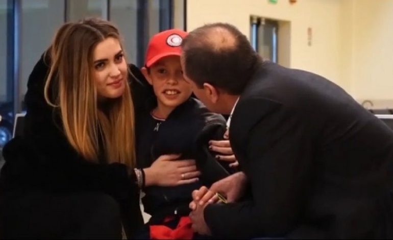 MERR FUND VUAJTJA E VOGËLUSHIT/ Alvini arrin në Itali, përqafim mes lotësh dhe emocionesh me babanë dhe motrat (VIDEO)