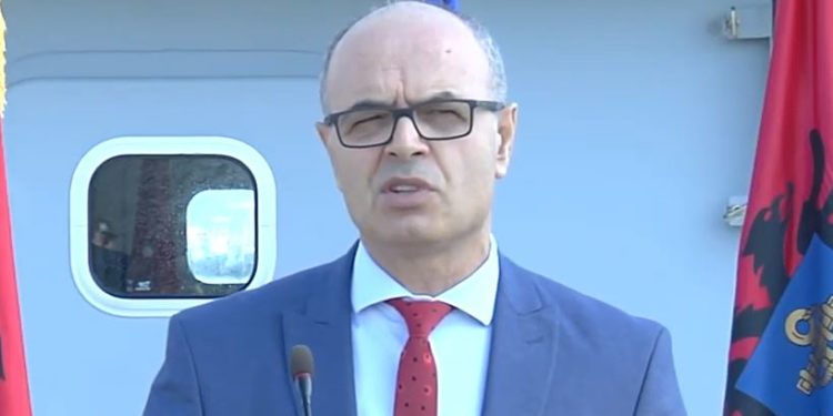 “VORPSI MUND TË BETOHET EDHE NË GJIRIN E LALZIT”/ Meta po çon ushtarët e tij në Kushtetuese