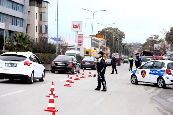 ”VAJZA DHE DJEM, ETJA PËR SHPEJTËSI…”/ Policia ndëshkon shoferët rebelë, brenda 1 jave 135 patenta të bllokuara