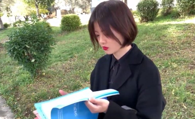 QUHET FLAKA/ Njihuni me 19 vjeçaren nga Kina që ka pasion për të mësuar gjuhën shqipe