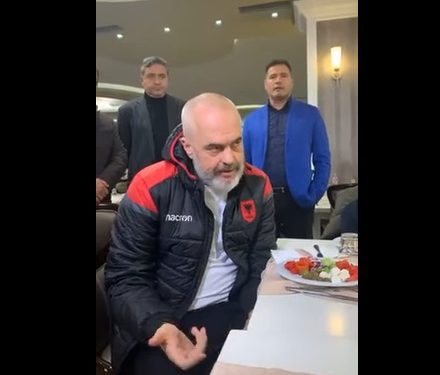 “TË GJITHË ATYRE QË SHFRYN MLLEF PËR “TAKSËN”/ Rama STATUS: Është gënjeshtër. Jam një shqiptar kokëfortë që i shërbej me zemër vendit tim