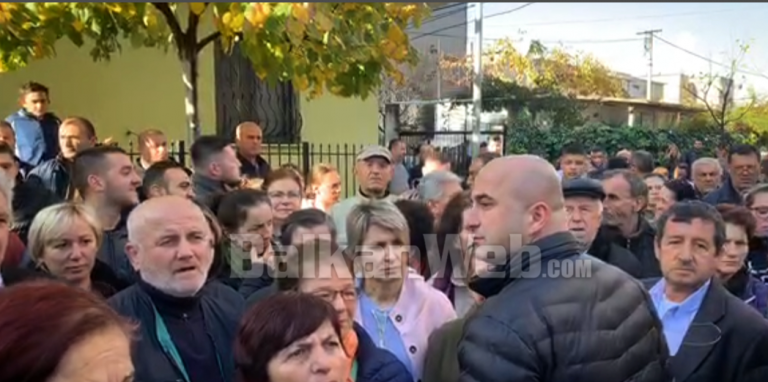 “NE PO MERREMI ME TË GJITHA ALTERNATIVAT”/ Rama qetëson banorët në Kombinat: Na lini të bëjmë analizën, mos… (VIDEO)
