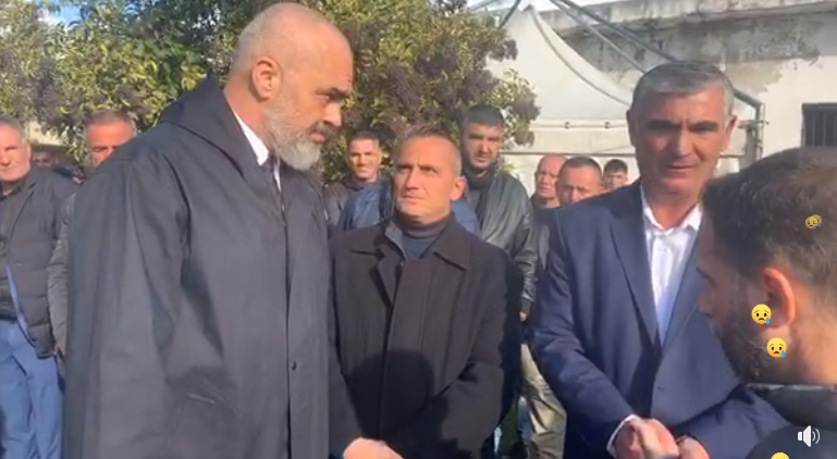 “ZOTI KËSHTU E MENDOI, 2 ME NA I LËNË 7 ME NA I MARRË…”/ Rama vijon homazhet tek familja Greku e Cara në Thumanë