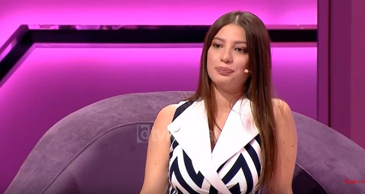 PËRLOTI PUBLIKUN ME HISTORINË PËR SHOQEN E SAJ/ Rrëfimi i Sarës: Si ia fshehëm sëmundjen e rëndë (VIDEO)