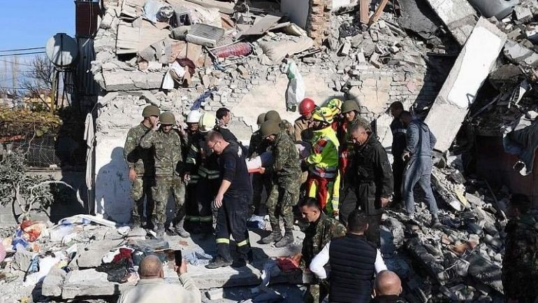 TËRMETI TRAGJIK/ Nxirret e pajetë nga rrënojat trupi i Roza Meçja, bashkëshorti i saj shpërthen në lot (VIDEO)
