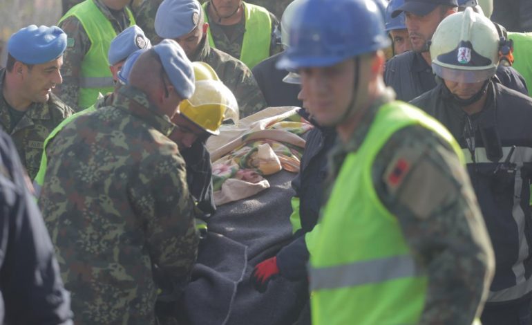 E DHIMBSHME/ Momenti kur burrë e grua nxirren pa jetë nga rrënojat në Thumanë (FOTO)