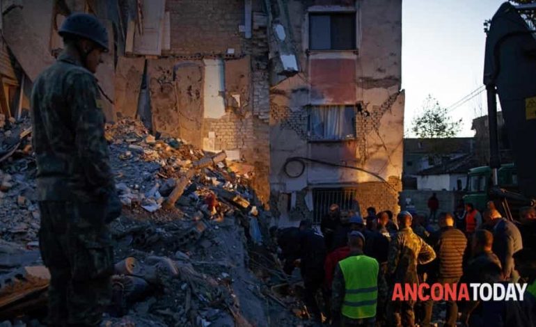 “MË LINI, DUA TË VDES”/ 25-vjeçarja shqiptare do të hidhet nga ballkoni në Itali. Familjarët u plagosën rëndë nga tërmeti