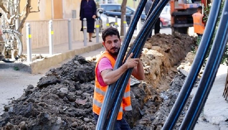 INVESTIME TË REJA NË TIRANË/ Bashkia shtron rrjet të ri ujësjellësi në tre zona të kryeqytetit