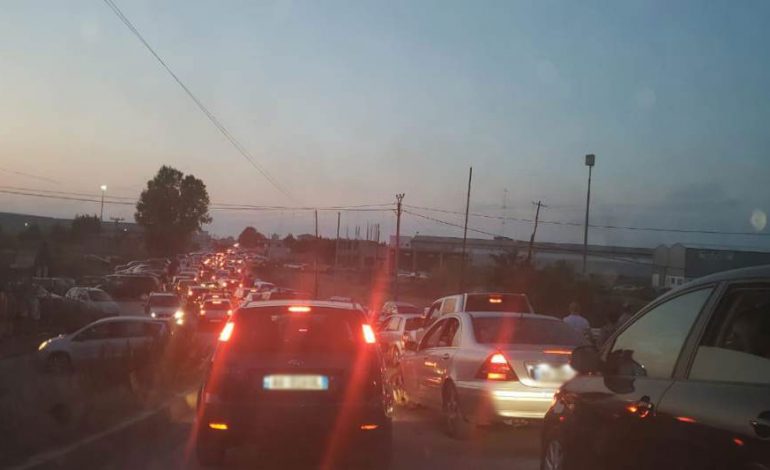 TËRMETI/ Radhë të gjata makinash nga Durrësi në drejtim të veriut