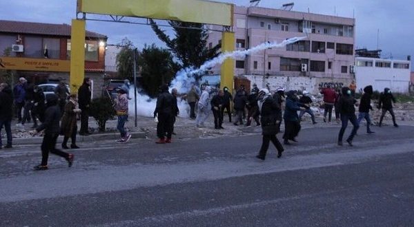 PËRPLASJA TEK ASTIRI/ Policia: 26 të proceduar për sulmin me gurë dhe bomba molotov ndaj efektivëve