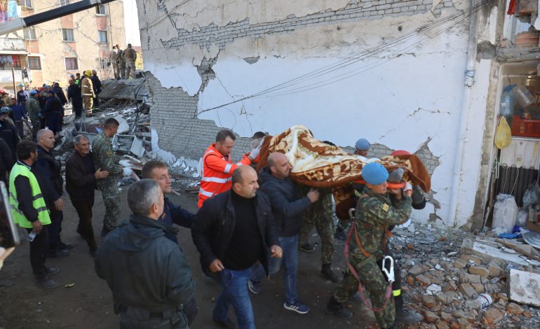 TËRMETI/ Nxirren 4 trupa të pajetë nga familja Lala, 46 të vdekur nga tërmeti