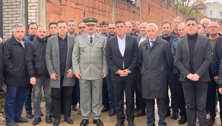 DY DJEMTË VDIQËN NGA TËRMETI/ Ambasadori shqiptar në Kosovë, vizitë në familjen Abazi. Mesazhi i babait të viktimave