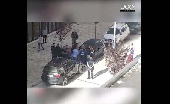 “EJ, OU, MOS PREK”/ Plas grushti në Vlorë, përleshjen disa persona. Shikoni pamjet (FOTO+VIDEO)