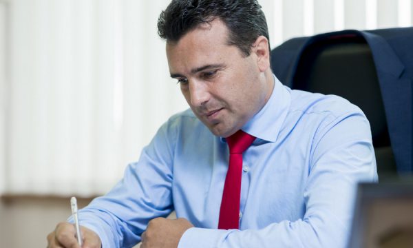 “SË BASHKU RRITEMI DHE MËSOJMË”/ Zaev uron Ditën e Alfabeti të Gjuhës Shqipe (VIDEO)