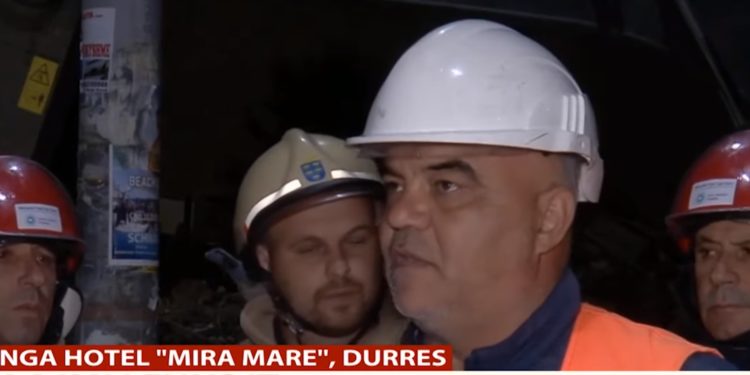 48 ORË PA GJUMË NËN RRËNOJA/ Zjarrfikësit: Do qëndrojmë në Durrës derisa të sigurohemi që misioni ynë u mbyll