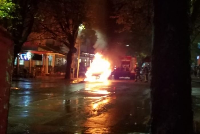 ZJARR NË ISH-BLLOK/ Shkrumbohet makina: Dyshohet se…
