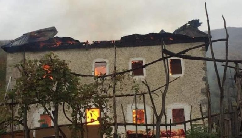 ZJARRI SHKRUMBON BANESËN NË TROPOJË/ 6 anëtarët e familjes mbeten të pastrehë. Kryetari i Bashkisë…