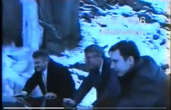 DEL VIDEOJA E PAZAKONTË/ Vuçiç dhe i dënuar për krime lufte duke shtyrë një…