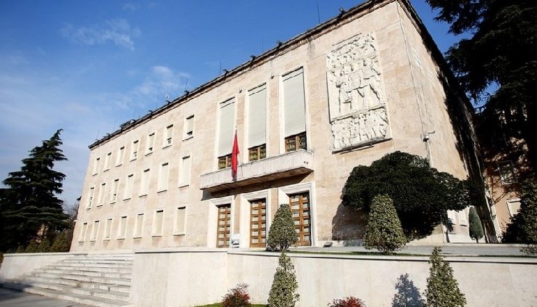 VENDIMI/ Qeveria zgjat ditët e pushimit për administratën për Vitin e Ri (DATAT)