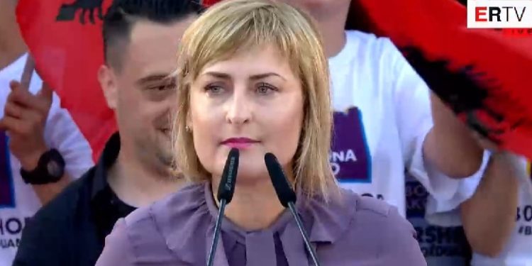“PLEHRAT QË I HEDHIN PËRSIPËR”/ Dorëheqja e Sakos, gazetari: Një zonjë e vërtetë, ishte gjëja më krenare përballë piranjave…