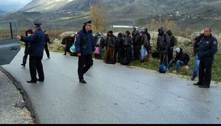 50 EURO PËR SECILIN! Kapen duke transportuar 10 shtetas të huaj, arrestohen në flagrancë 3 të rinjtë nga Maliqi