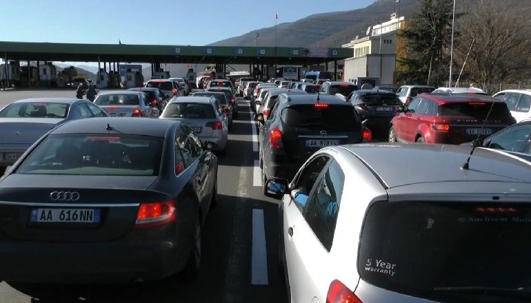“E KEMI HEQ PAK FRIKËN, JEMI PËR PUNË”/ Durrsakët dhe kryeqytetasit kthehen në shtëpi pas tërmetit
