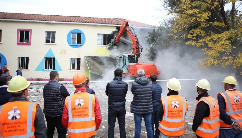 U DËMTUA NGA TËRMETI/ Bashkia e Tiranës shemb godinën e vjetër të shkollës së Pezës
