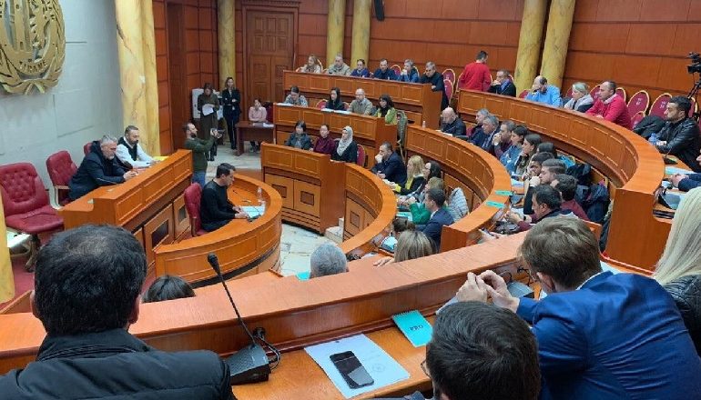 SOLIDARIZIMI/ Këshilli Bashkiak i Tiranës mban 1 minutë heshtje për viktimat e tërmetit të 26 nëntorit