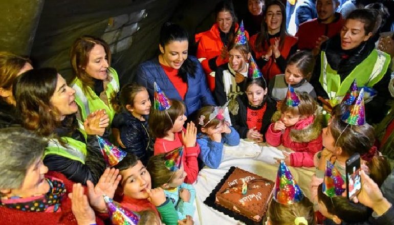 ”SHUMË URIME PËR MELISËN”/ Ministrja Balluku e pranishme në ditëlindjen e 6 vjeçares në Kampin e Emergjencave në Vorë