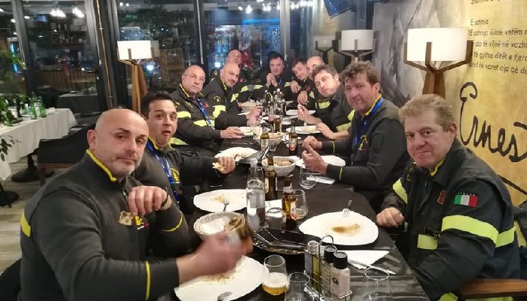EMOCIONUESE/ Zjarrfikësit italianë bëjnë një tjetër gjest human pasi largohen dhe tregojnë bujarinë e shqiptarit (FOTO)