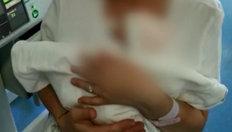 EDHE FOSHNJAT E NDJENË TËRMETIN/ Metoda e kangurit që hodhi pas tmerrin në maternitet