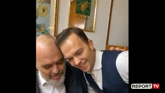 ”UN CAFFE”/ Rama porosit në lokalin italian, kamarieri i del nga Elbasani: Ou shqiptar (VIDEO)
