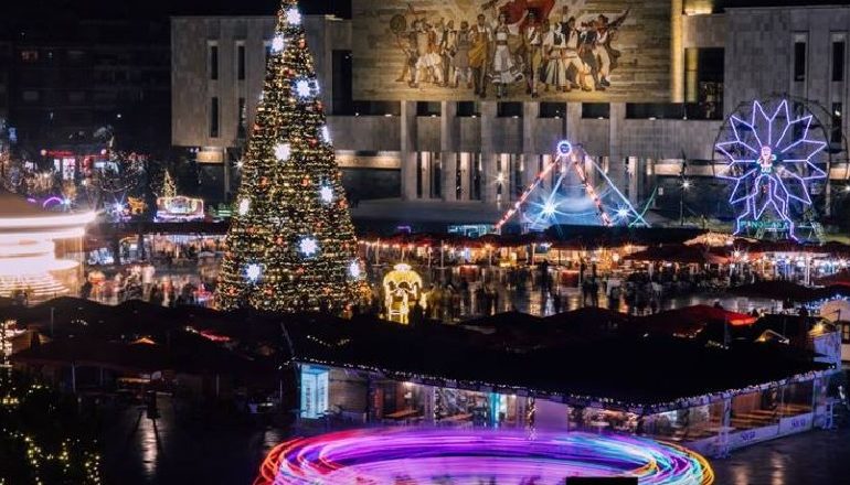 ATMOSFERË SHUMË FESTIVE/ Tirana bëhet gati për të mikpritur festat e fundvitit, ja si po ndryshon sheshi “Skënderbej”