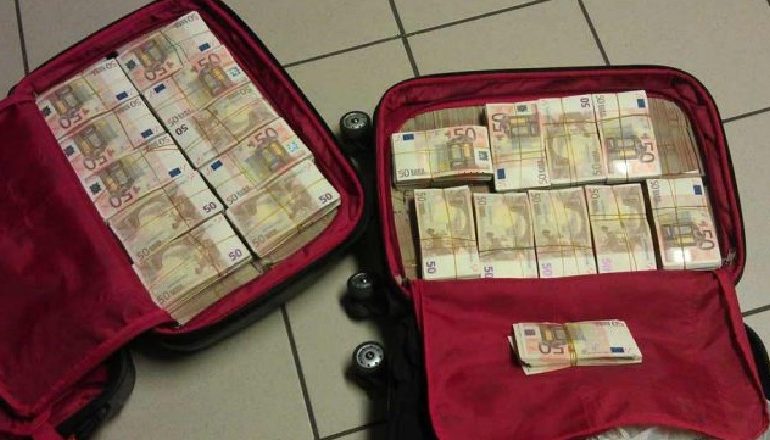 57 MIJË EURO PA I DEKLARUAR NË KUFI/ Shoqërohet Kuksiani në Polici. Tentoi ti fshihte mirë por…