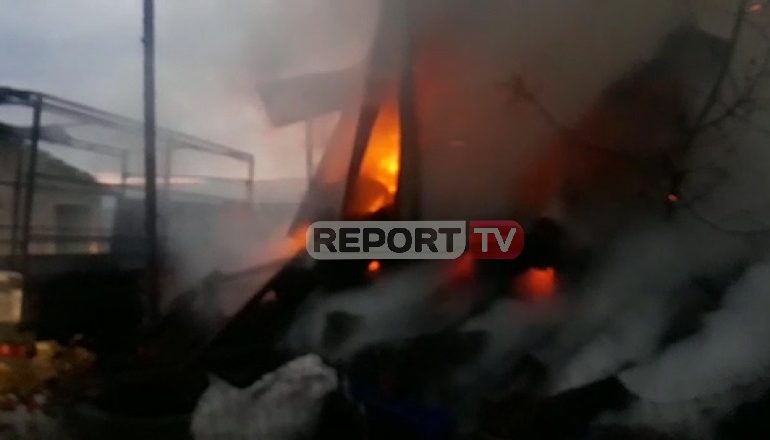 PËRFSHIHET NË FLAKË NJË BANESË NË FIER/ Shkrumbohet një furgon dhe 1000 dengje bari