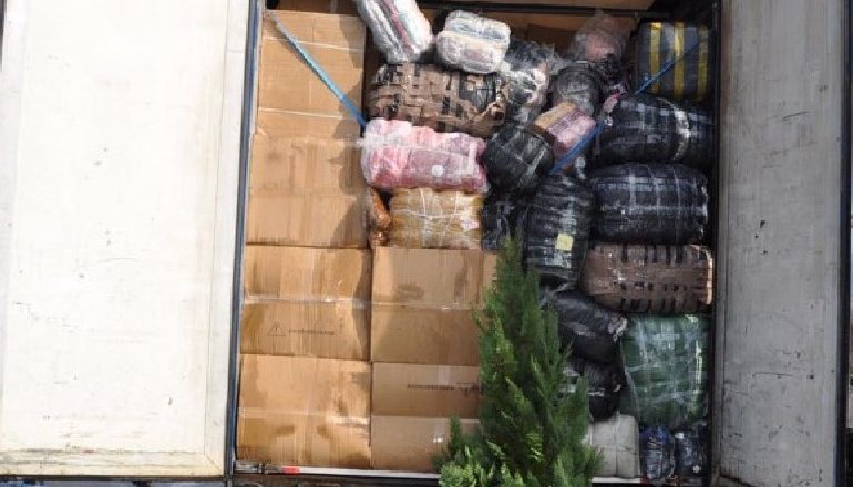 MALLRA KONTRABANDË ME KAMION NË KUFI/ Në pranga doganieri dhe 3 efektivë policie