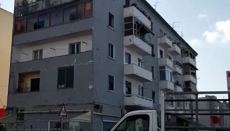 DEMET DHE SHIFRAT/ Sot shembet me eksploziv një tjetër pallat Durrës, u shkatërrua nga tërmeti