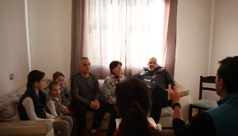 “U THA U VU, U LY”/ Kangjellat në banesën e të prekurve nga tërmeti, Rama-Veliajt: Bravo Lal!