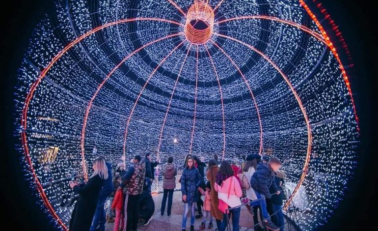 KORÇA NDEZ DRITAT E FESTAVE/ Qytetarë dhe turistë pushtojnë qytetin, koncert bamirësie për të prekurit nga tërmeti (FOTO)