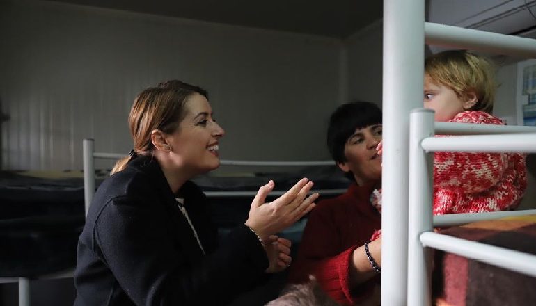 “AMELIA KA SOT NJË STREHË KU TË QËNDROJË”/ Manastirliu: Familjet në kampin e emergjencës po sistemohen