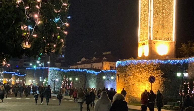 ELBASANI MERR TJETËR PAMJE/ Ndizen dritat e qytetit me rastin e festave të fundvitit (FOTO)
