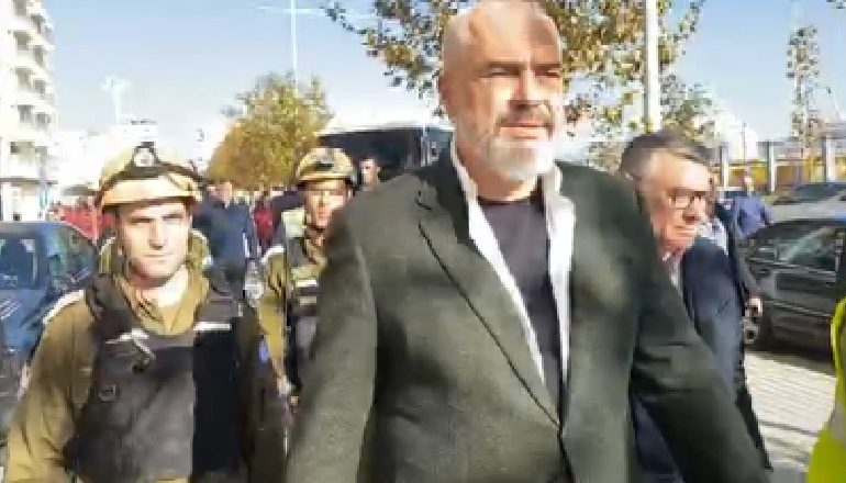 RAMA NË DURRËS INSPEKTON PALLATET E DËMTUARA/ Inxhinieri izraelit- banores: Duhet ta puthni banesën, ju ka mbrojtur! (VIDEO)